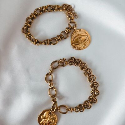 Bracelets en grosse chaîne dorée avec pièces de monnaie