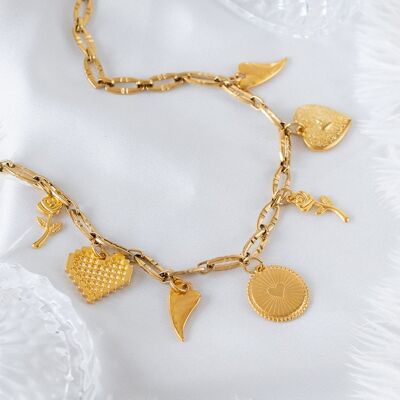 Goldene Halskette mit Herz- und Rosenanhängern