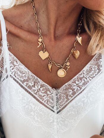 Collier en or avec breloques coeurs et roses 5