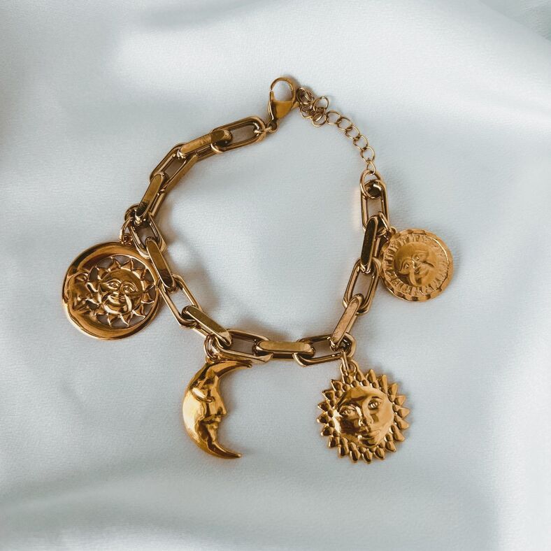 18 kt yellow gold charm bracelet with heart,ladybird beetle,bear,water