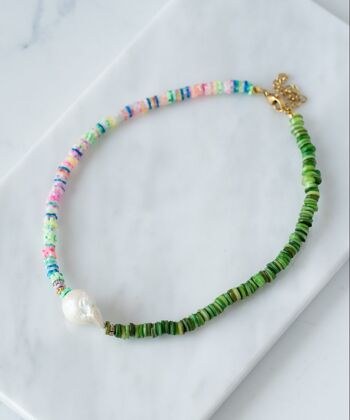 Collier arc-en-ciel vert avec perle baroque 1