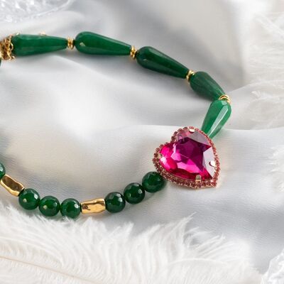 Collier jade semi-précieux vert avec coeur fuschia