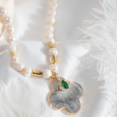 Grande collana di perle con pendente a croce e malocchio