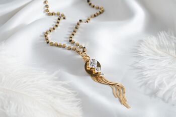 Long collier en or avec pendentif en cristal blanc 1