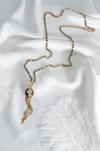 Long collier en or avec pendentif en cristal blanc 3