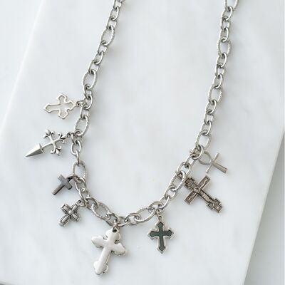 Silberne Halskette mit mehreren Kreuzen