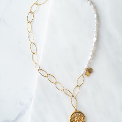 Collier de perles et chaîne avec pendentif soleil