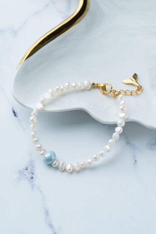 Pearl anklet with blue bead