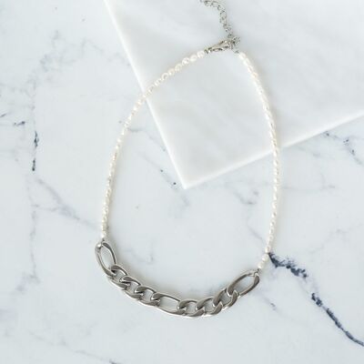 Collar corto de perlas con detalle de cadena en plata