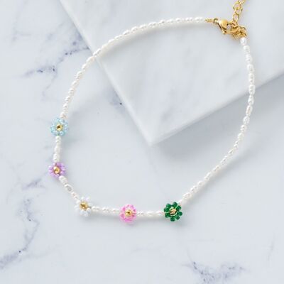 Perlenhalsband mit kleinen Blumen