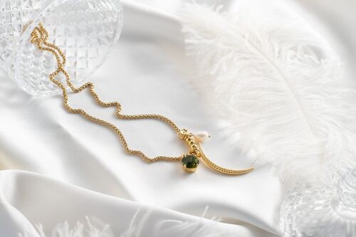 Romantic moon necklace with green crystal and pearl details