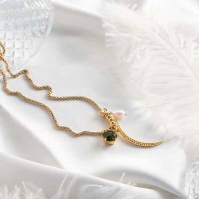 Romantic moon necklace with green crystal and pearl details