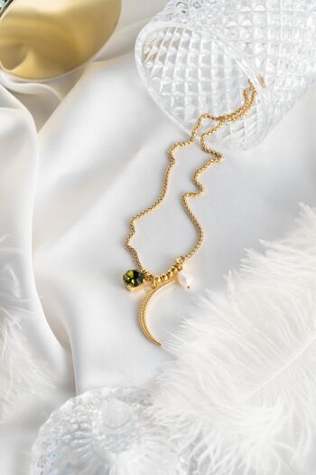 Collier de lune romantique avec cristaux verts et détails de perles 2