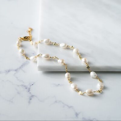 Kurze Halskette aus kleinen Rosario-Perlen mit Zirkon