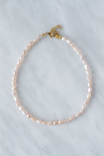 Petit collier de perles roses 1