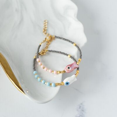 Pulseras de mal de ojo de pescado de verano en rosa y blanco.