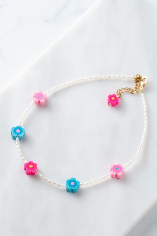 Tiny pearl choker with daisies