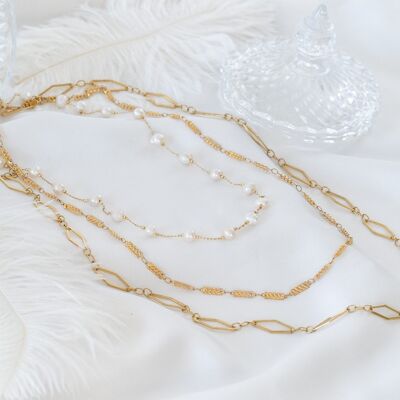 Triple steel necklace with pearls in gold