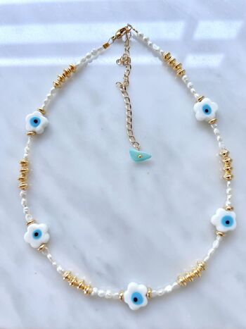 Collier de perles marguerites blanches avec détails dorés