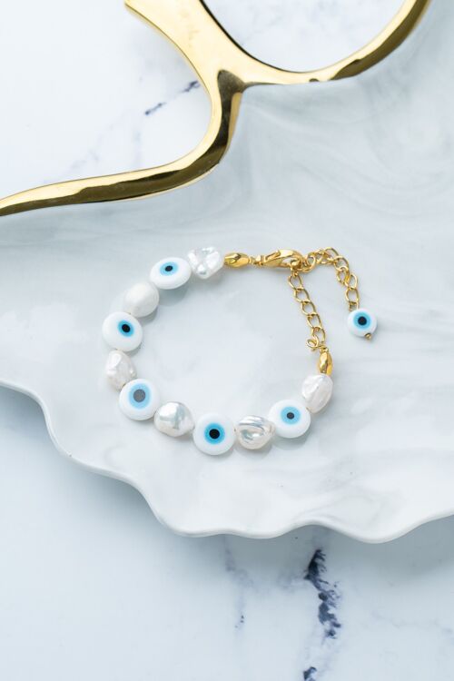 White evil eyes and pearls bracelet