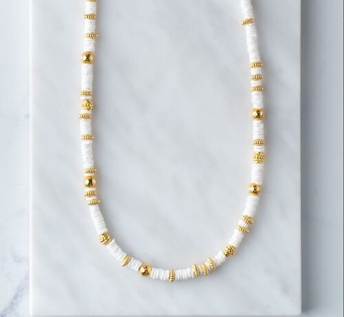 White shell necklace with gold details