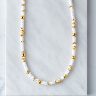 White shell necklace with gold details
