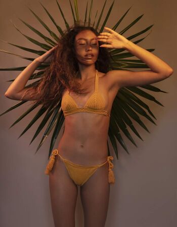 Ensemble de bikini au crochet jaune soleil
