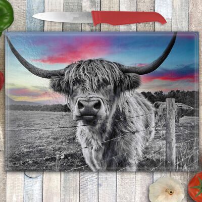 Highland Cow Dramatic Red Sky Planche à découper en verre, économiseur de plan de travail