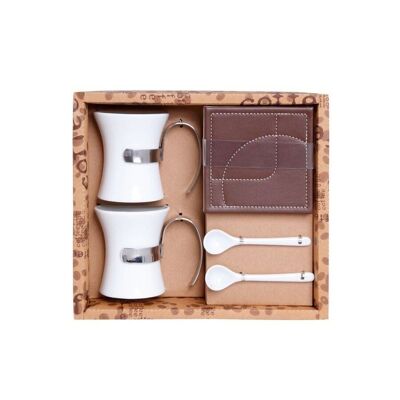 Ensemble de 2 tasses en céramique blanche avec éléments métalliques, 2 cuillères en céramique et 2 sous-verres en cuir. Disponible dans un coffret cadeau. Hauteur de tasse : 9cm MM-655