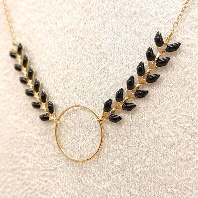 Circle necklace with black leaves