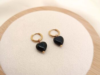 Boucles d'oreilles mini créoles avec pendentif cœur noir 1