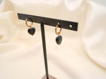 Boucles d'oreilles mini créoles avec pendentif cœur noir 2