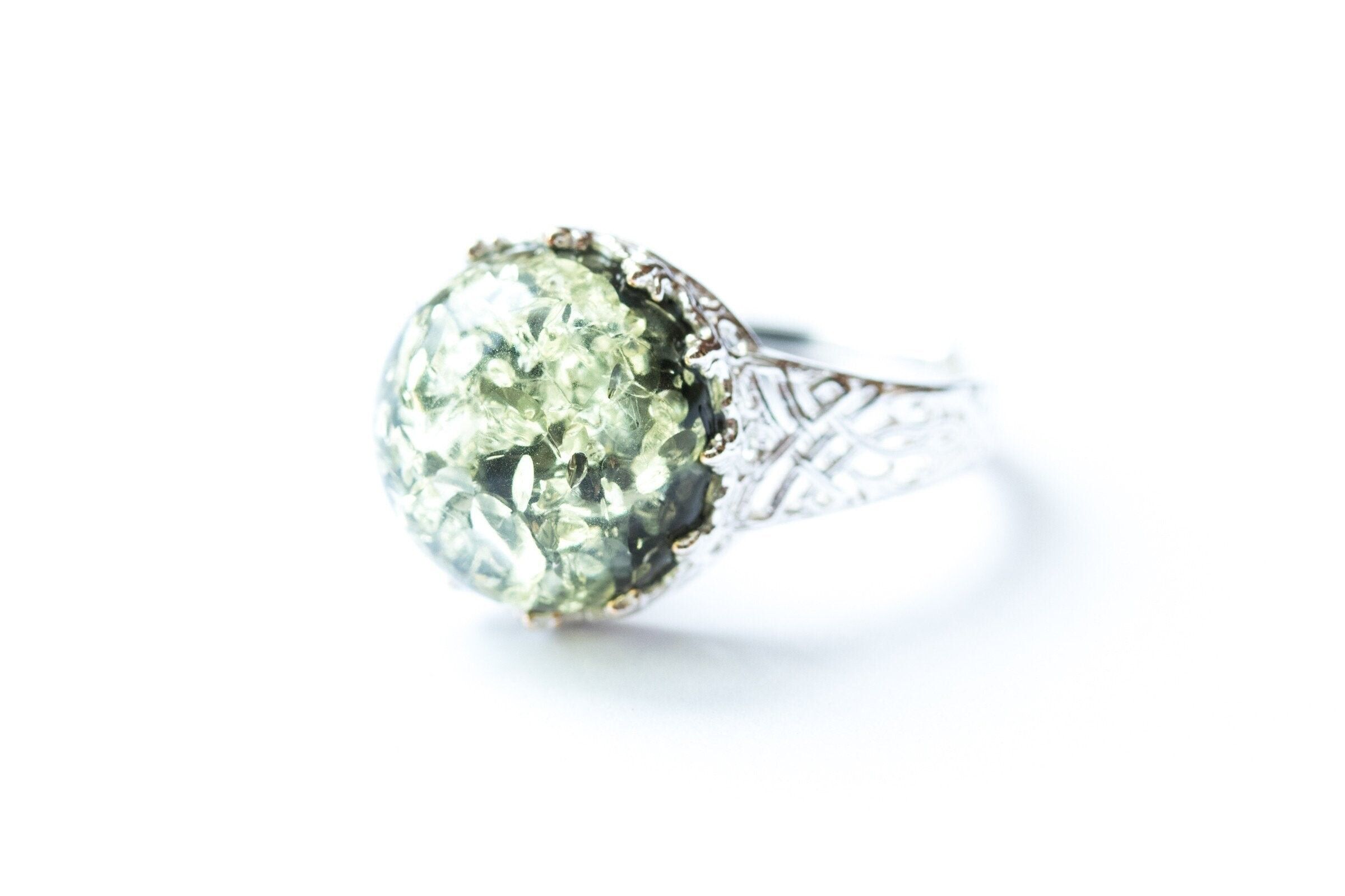 Anillo de ámbar verde con corona de princesa