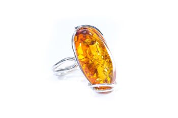 Bague en ambre ovale moderne faite à la main 1