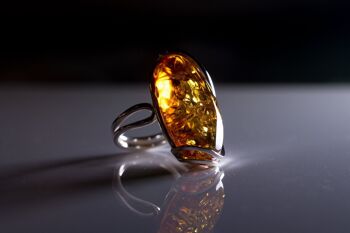 Bague en ambre ovale moderne faite à la main 5