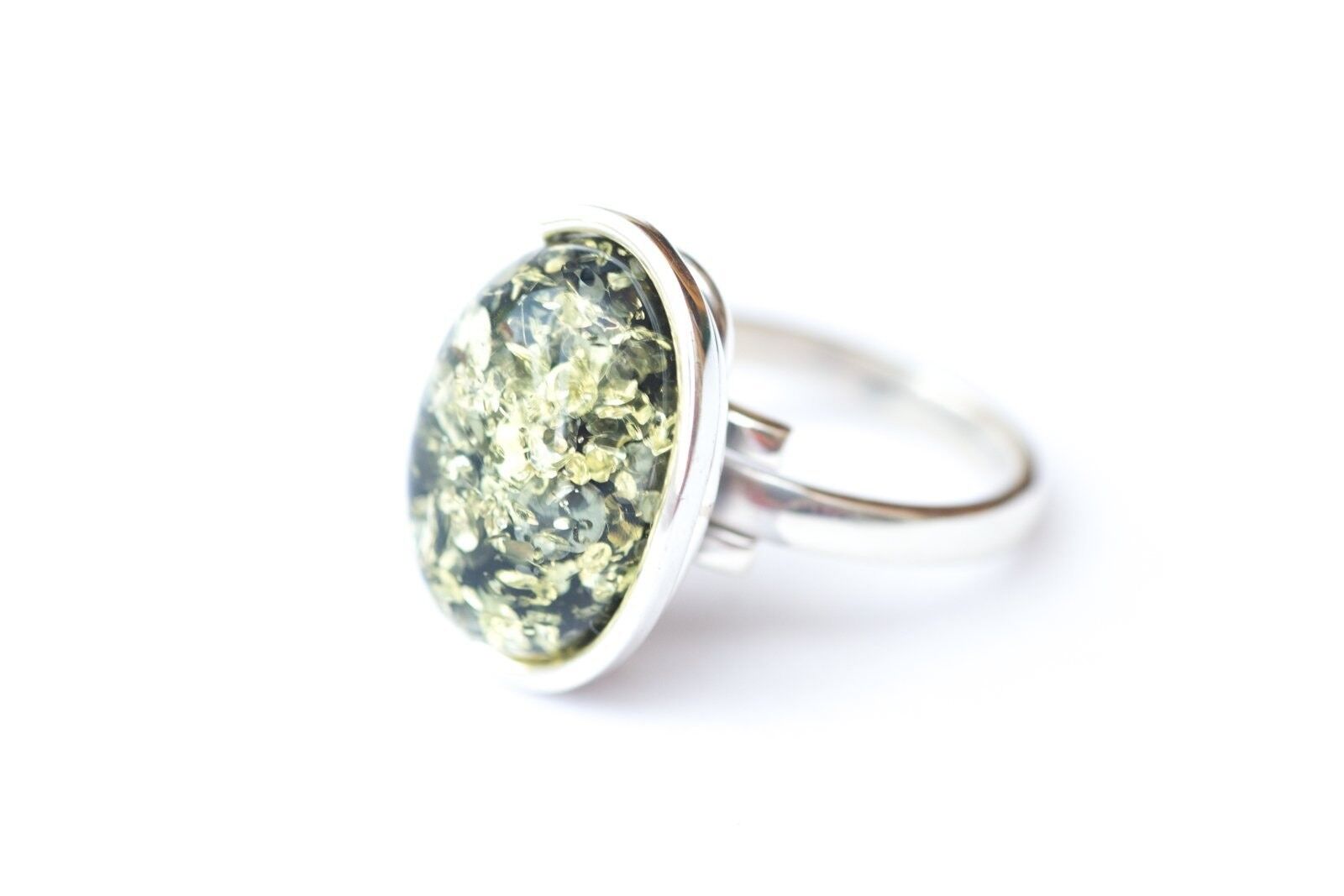 Anillo de ámbar báltico verde