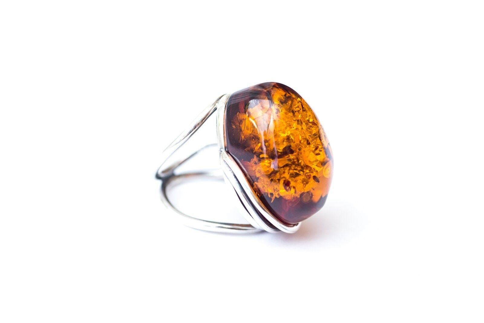 Anillo llamativo de ámbar báltico