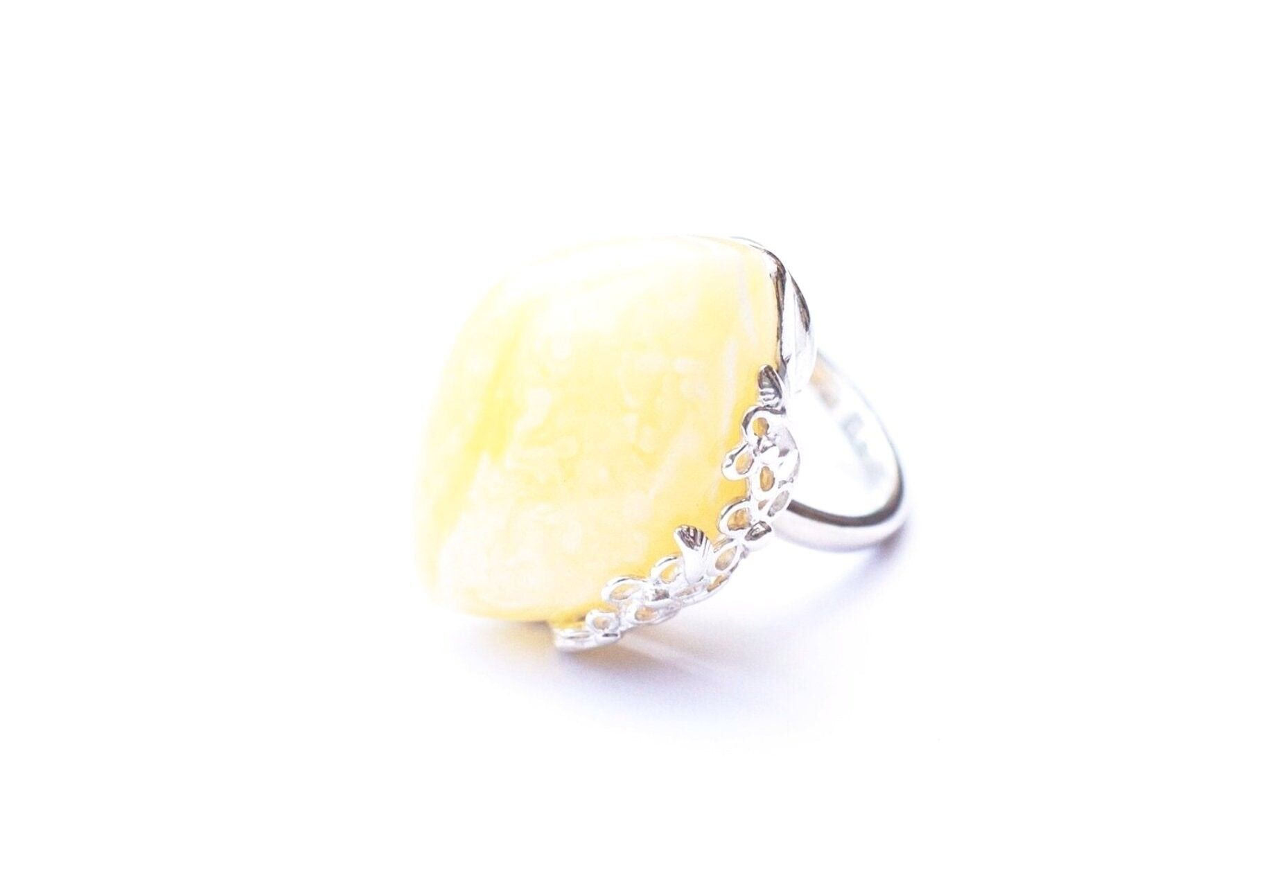 Anillo de ámbar jaspeado floral