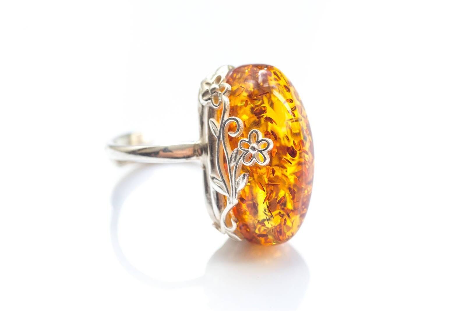 Anillo floral de ámbar báltico