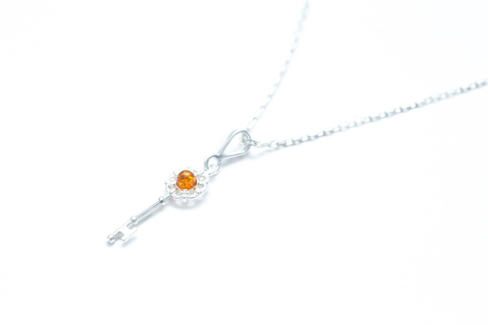 Colgante pequeño con llave de ámbar