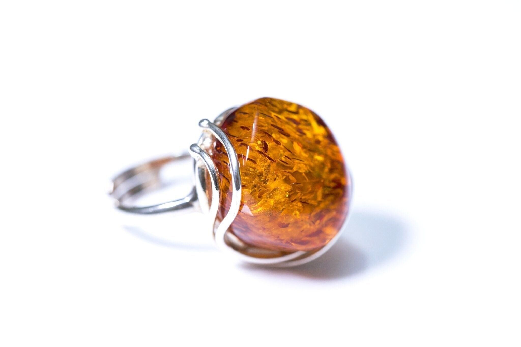 Anillo de ámbar báltico coñac