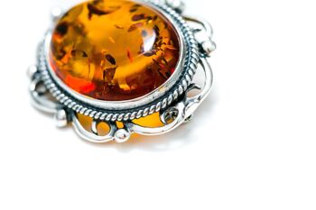 Broche ovale classique en ambre avec cadre 3