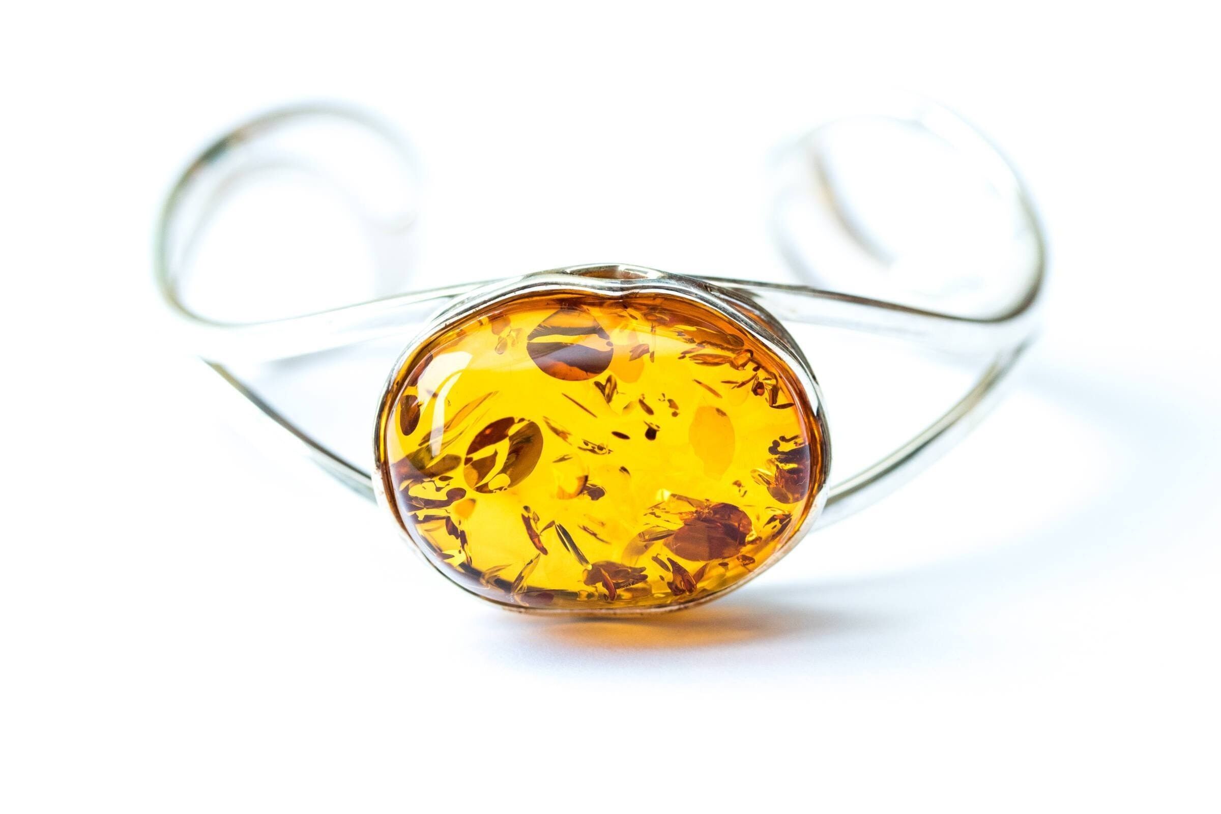 Brazalete minimalista de ámbar báltico