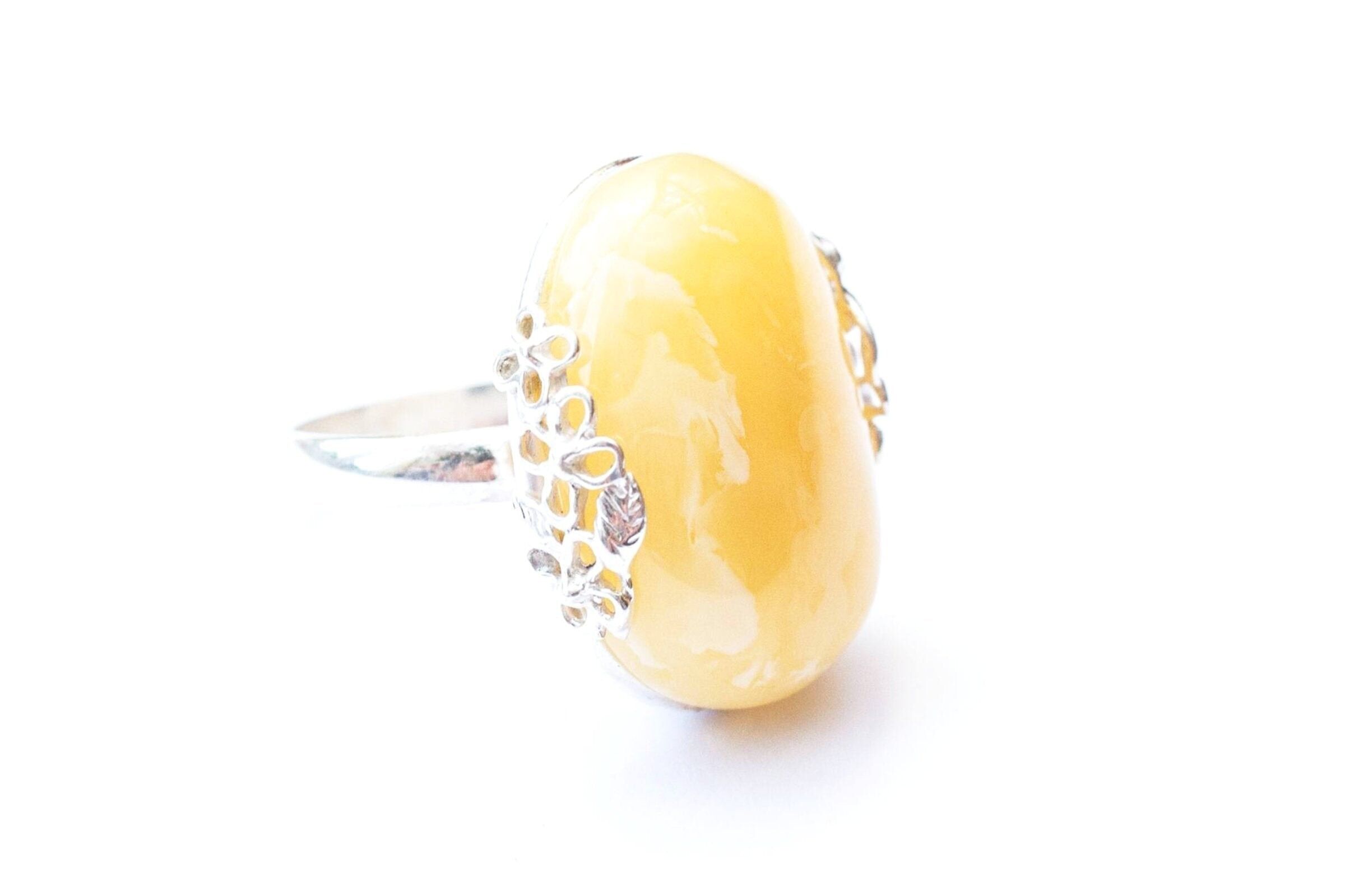 Anillo llamativo floral de ámbar caramelo