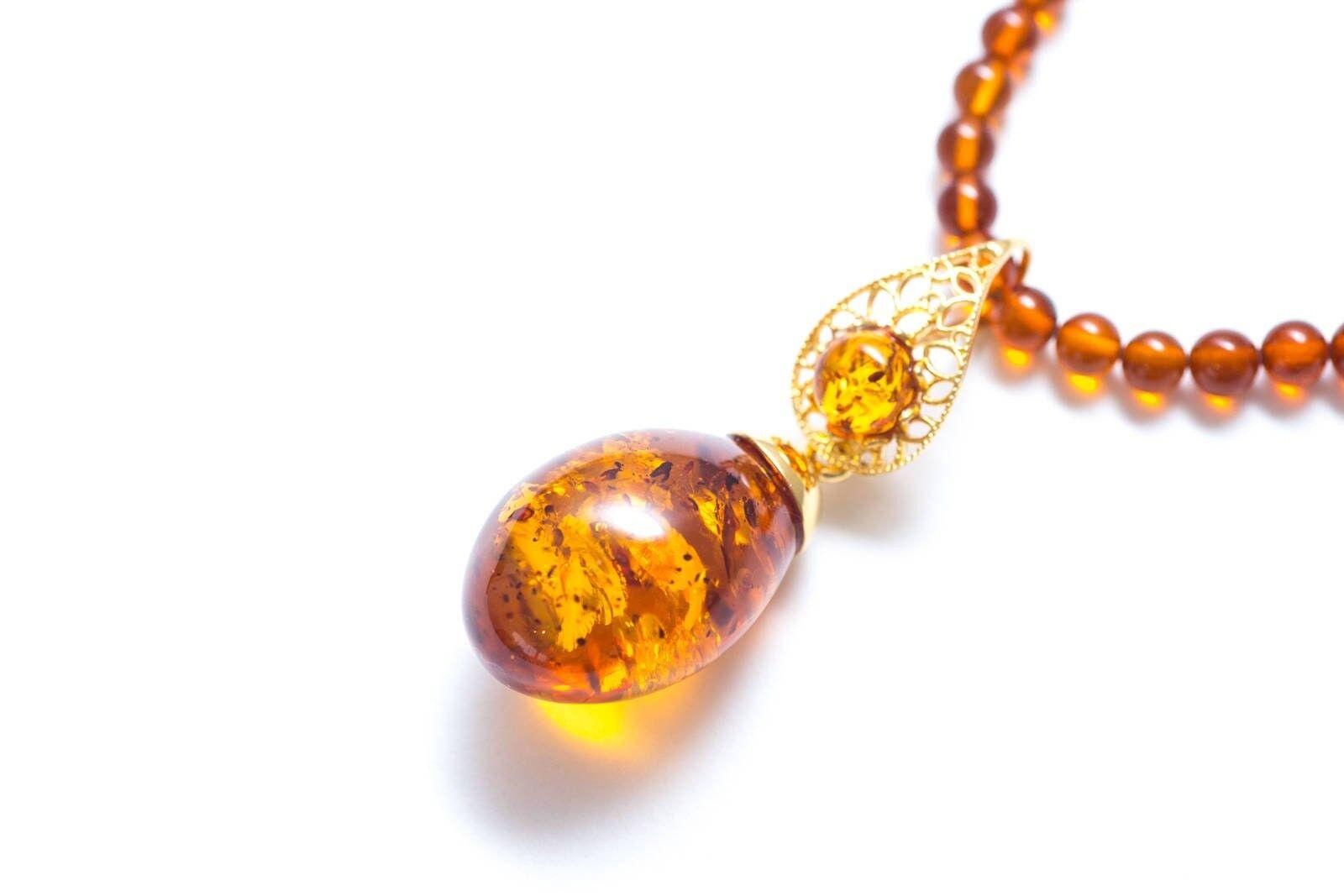 OOAK Cognac-Bernstein-Tropfenanhänger mit exklusiver Perlenkette