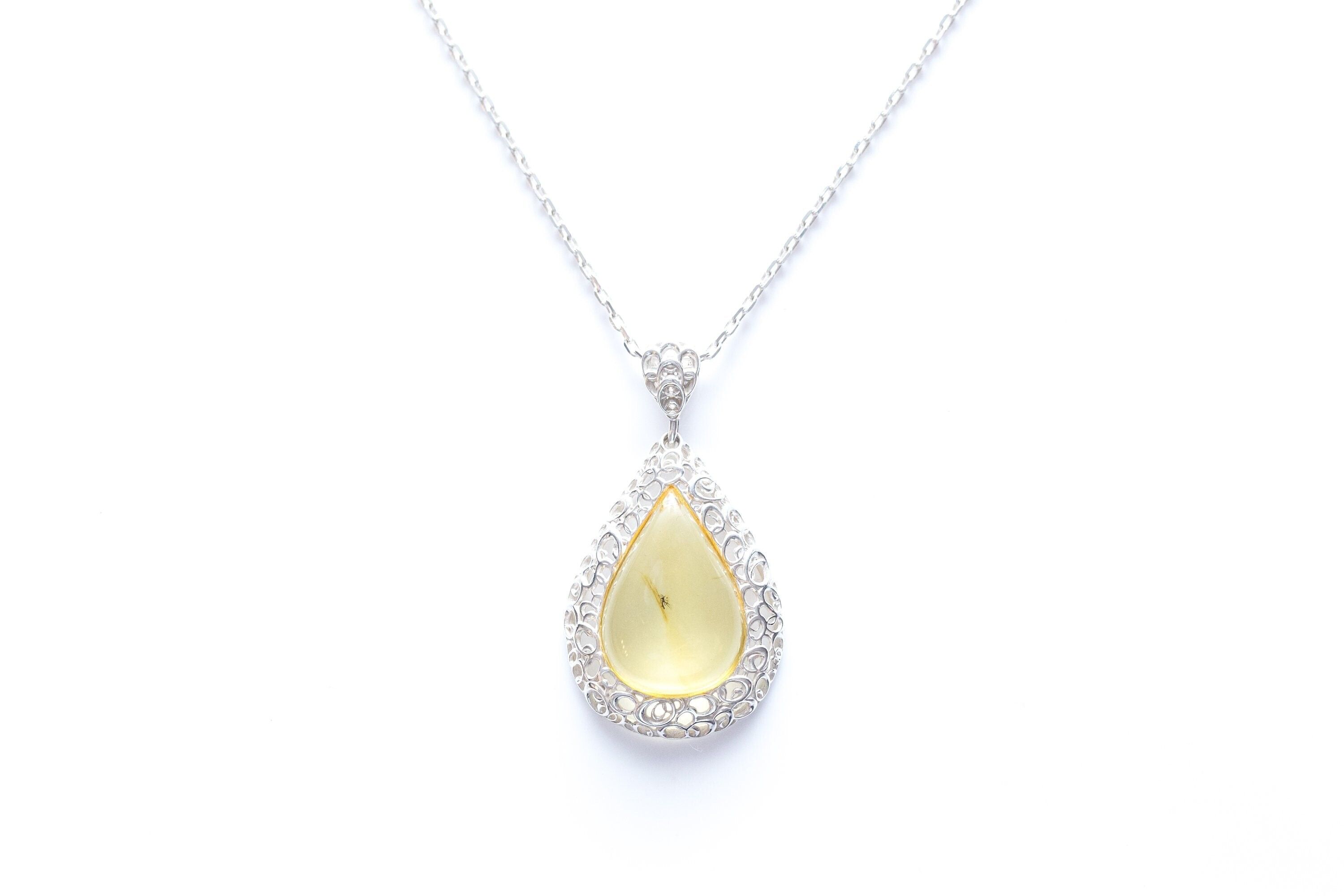 Moderner Anhänger aus gelbem Bernstein mit Einschluss