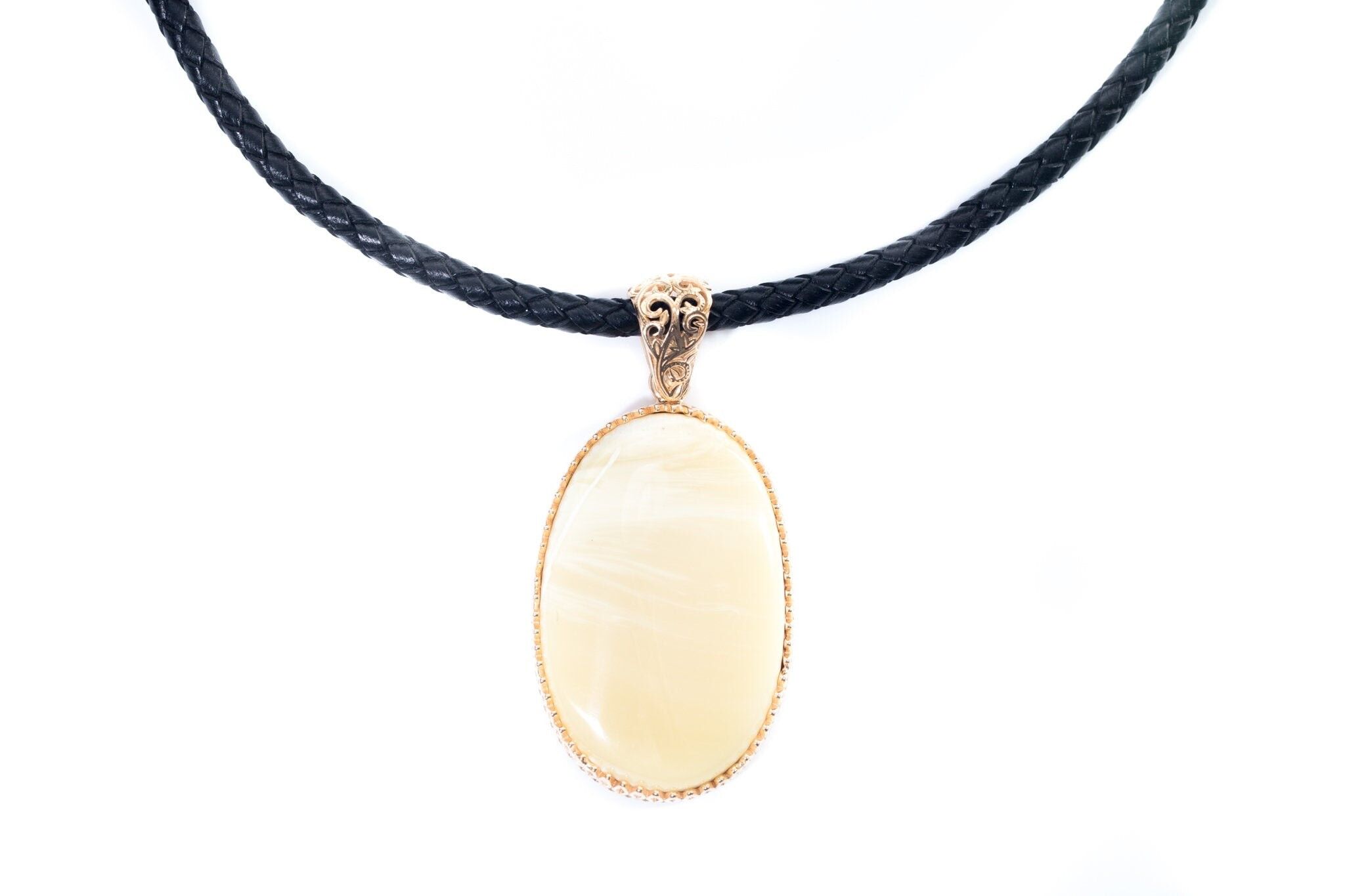 Ungewöhnlicher Statement-Bernsteinanhänger mit Lederhalskette