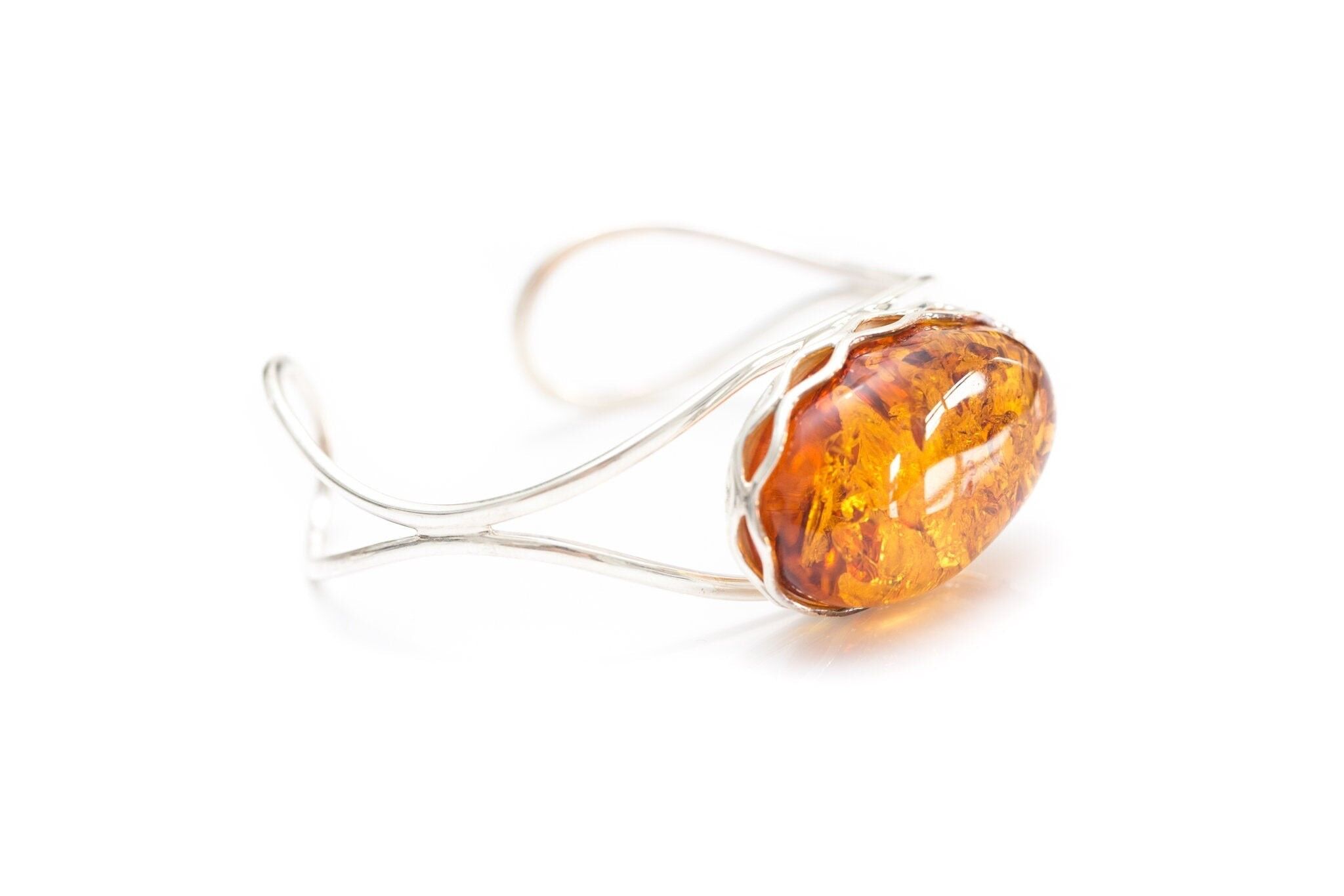 Moderner ovaler Armreif aus baltischem Bernstein