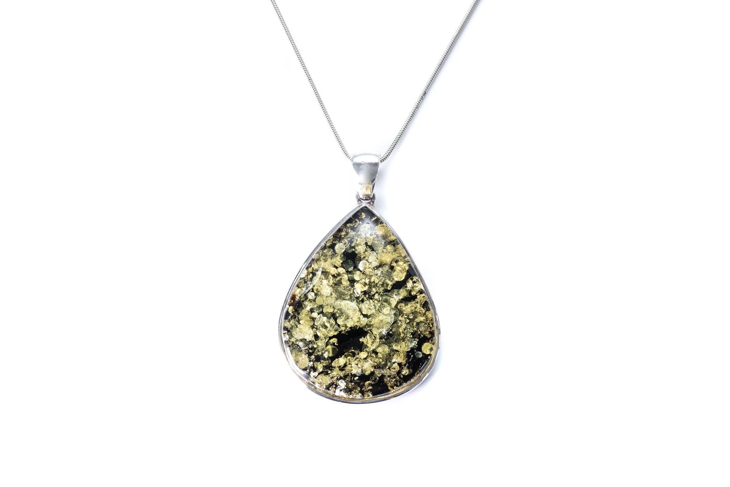 Großer tropfenförmiger Anhänger aus grünem Bernstein