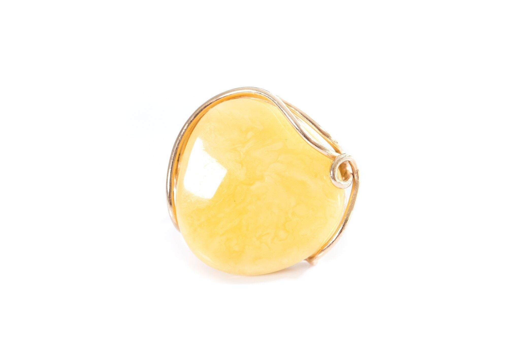Anillo llamativo de ámbar amarillo chapado en oro de gran tamaño